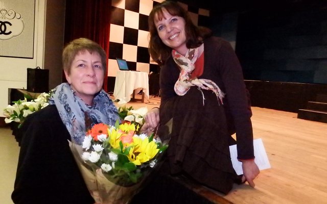 Links ontvang Rietta Engelbrecht (Bestuurder: Maatskaplike Diensprojek) â€˜n blyk van waardering van Luzaan Naude (Maatskaplike werker: Hermanus)